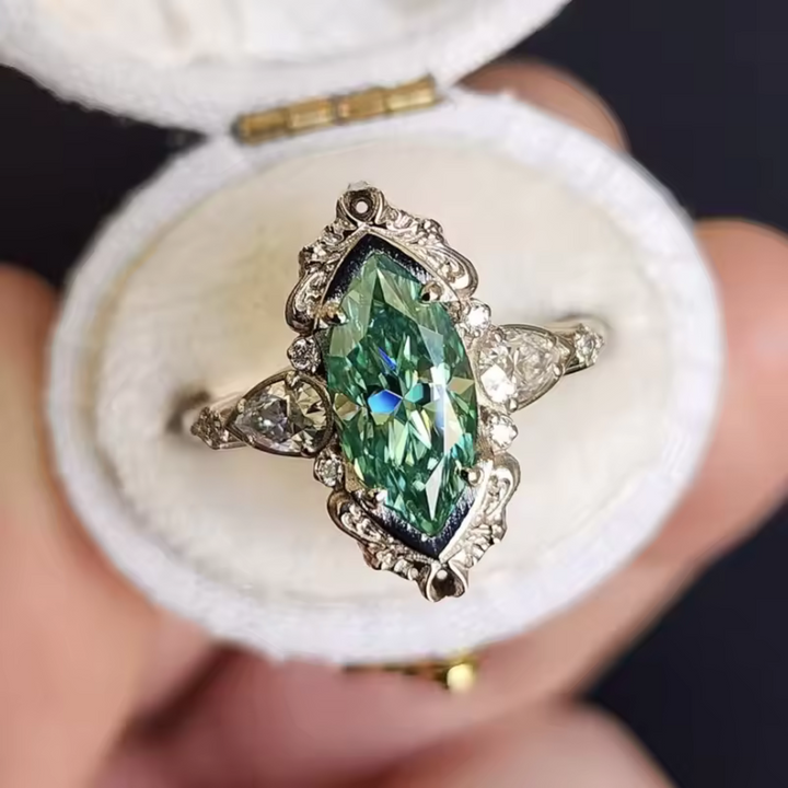 Lira Thorne Ring