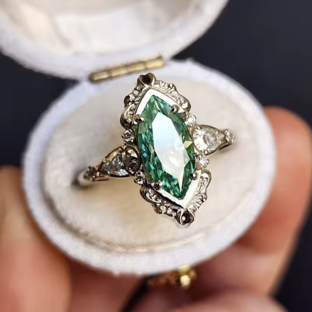 Lira Thorne Ring