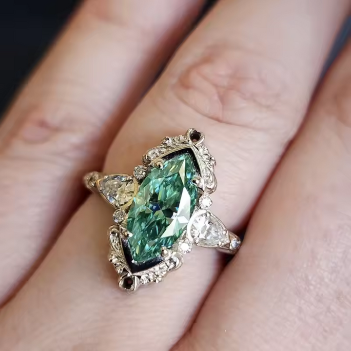 Lira Thorne Ring